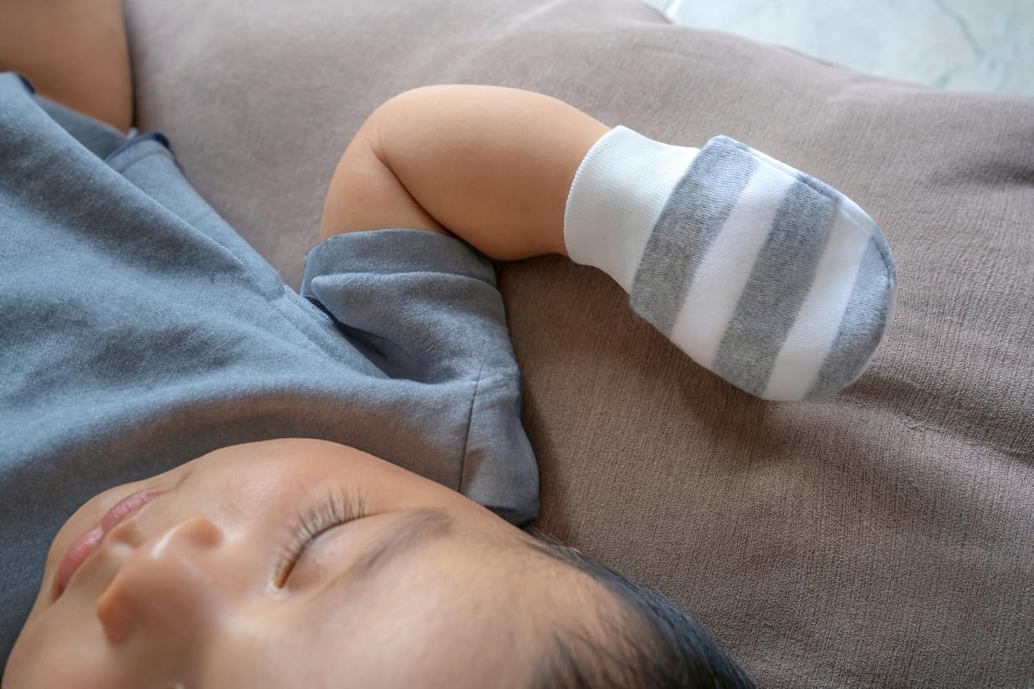 Organic cotton baby mittens with elastic wrist tab for 0-12 months