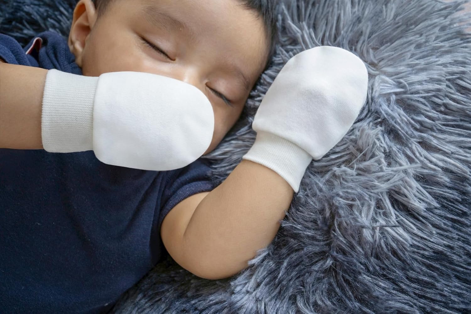 Organic cotton baby mittens with elastic wrist tab for 0-12 months